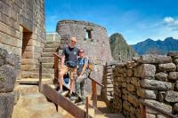 Pareja en plena visita a Machu Picchu en el tour Camino Inca 1 día | TreXperience