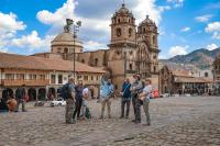 Grupo de viajeros en la plaza de armas del Cusco | TreXperience
