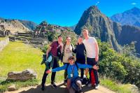Grupo de viajeros posando en Machu Picchu durante el tour Valle Sagrado y Camino Inca corto | TreXperience