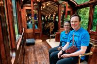 Pareja de turistas retornando a Cusco en el tren Vistadome | TreXperience