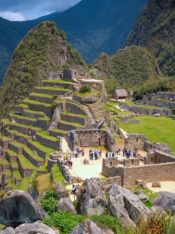 Montaña Huchuy Picchu y adelante pirámide de Intihuatana Montaña Huchuy Picchu y adelante pirámide de Intihuatana | TreXperience
