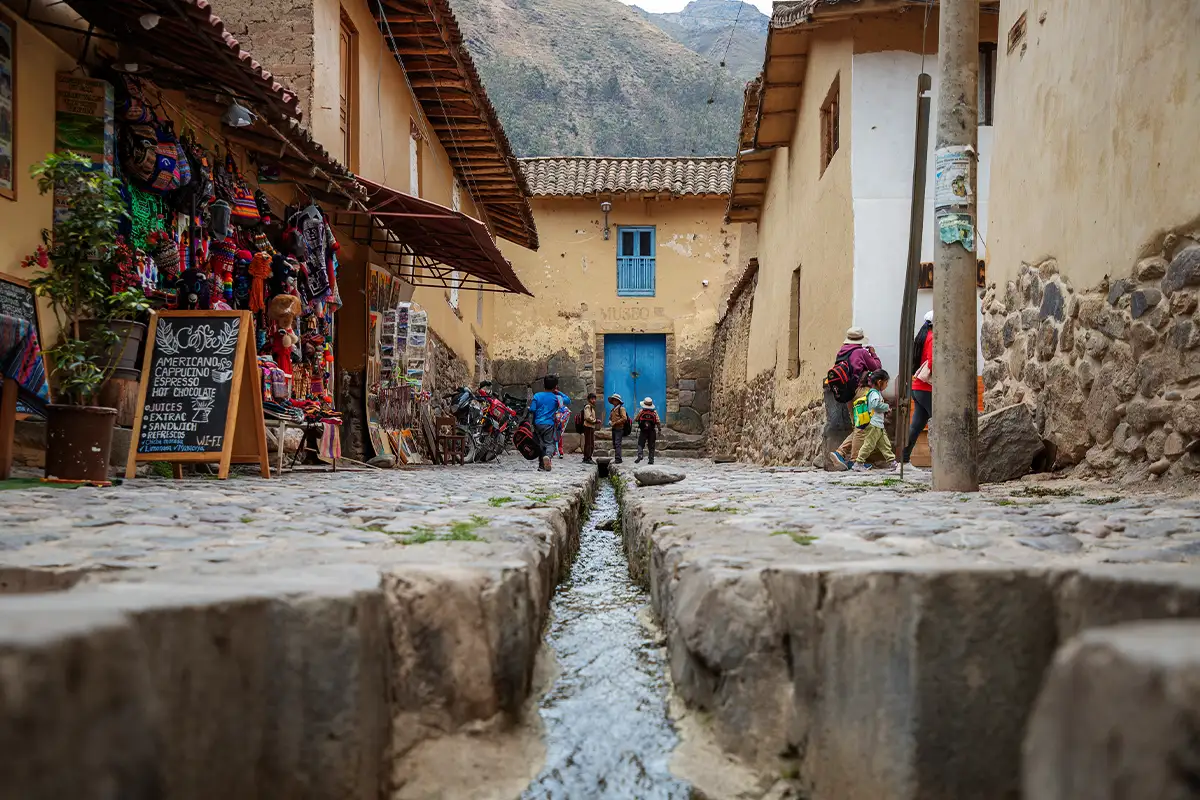 Qosqo Ayllu street in Ollantaytambo town | TreXperience
