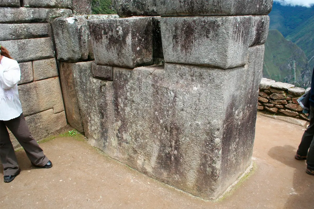 thirty two angled stone machu picchu | TreXperience