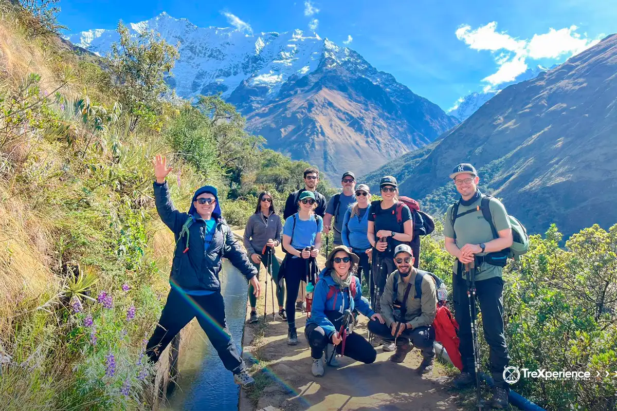 Grupo de turistas en la caminata a Salkantay | TreXperience Grupo de turistas en la caminata a Salkantay | TreXperience