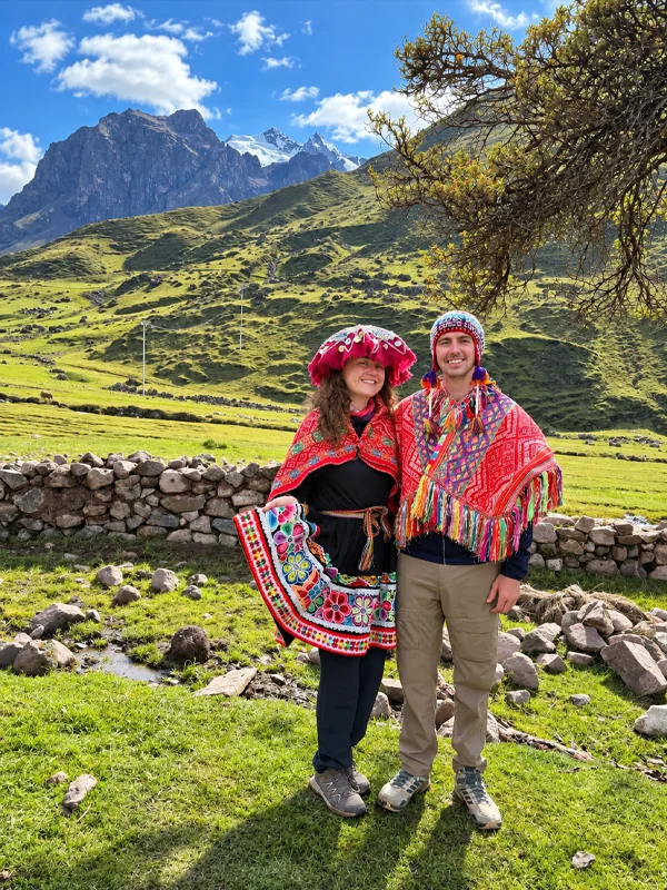Turistas con ropa tradicional Turistas vistiendo ropa tradicional de los andes de Lares | Trexperience