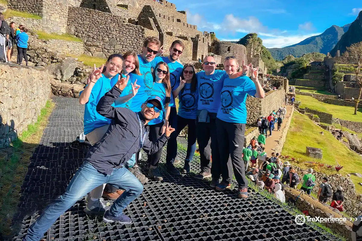 Turistas felices en Machu Picchu en septiembre | TreXperience