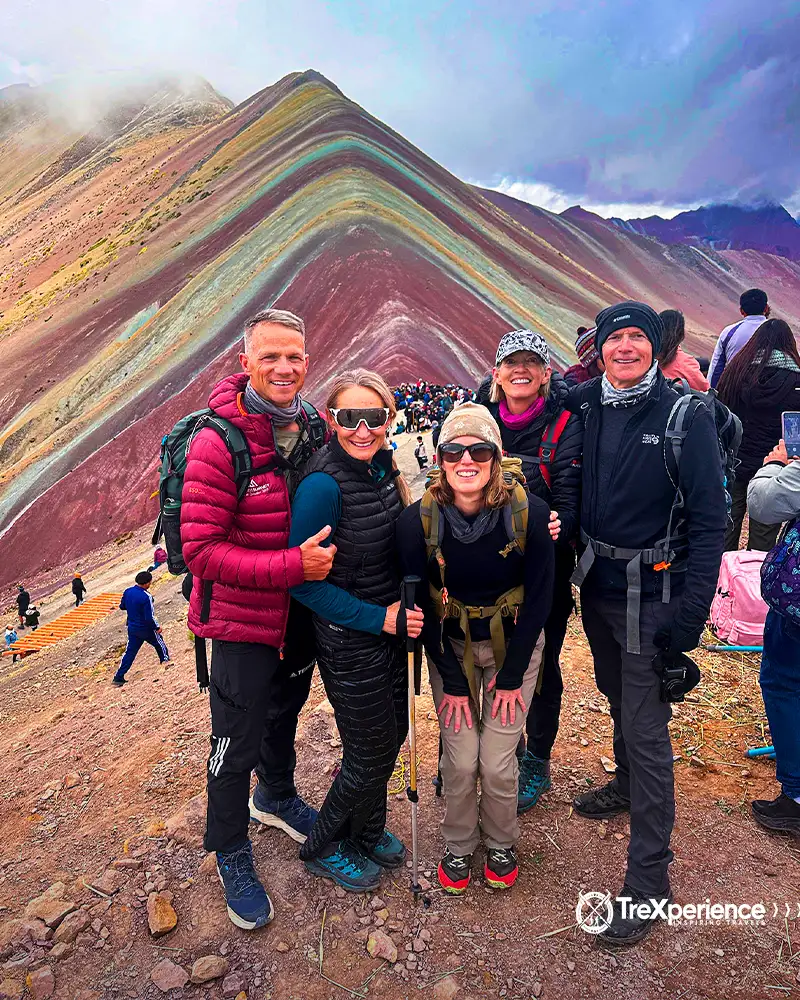 Grupo de turistas disfrutando de Vinicunca | TreXperience