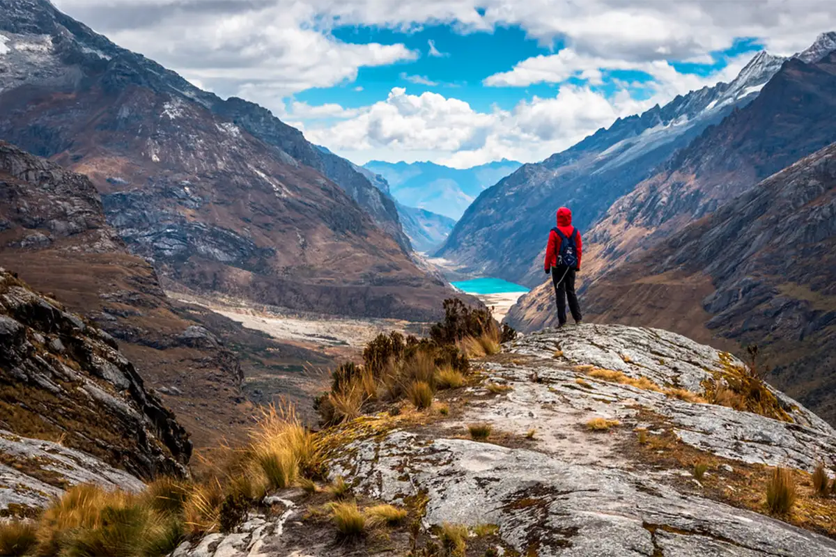 Tourist viewing Huascarán National Park