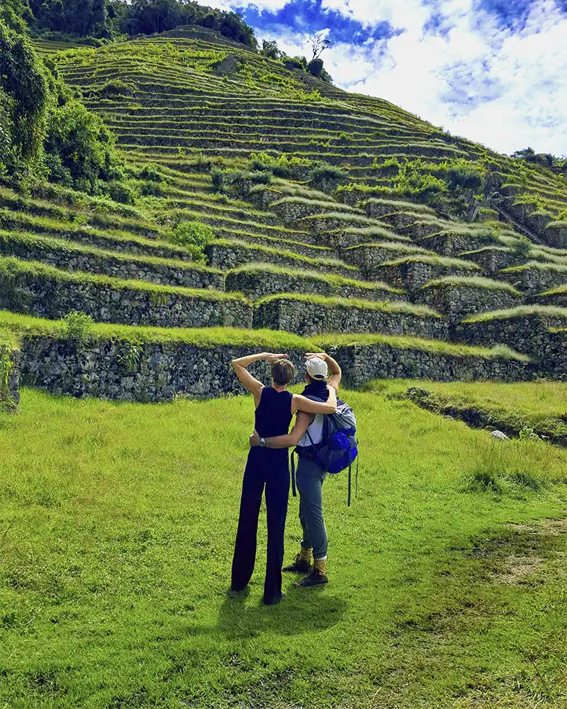 Two travelers looking at the Intipata terraces | TreXperience Two travelers looking at the Intipata terraces | TreXperience