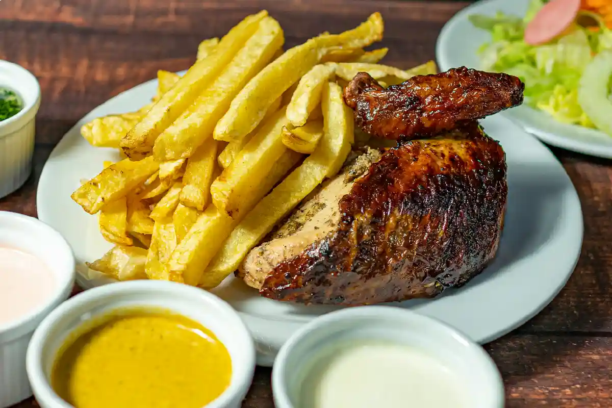 A quarter of pollo a la brasa with its sides | TreXperience