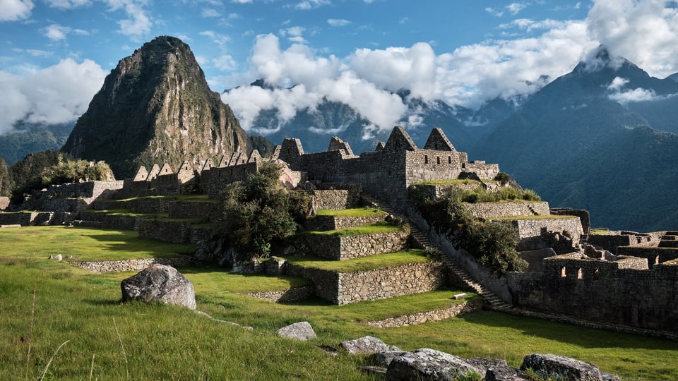 Vista de Huayna Picchu y zona industrial de Machu Picchu