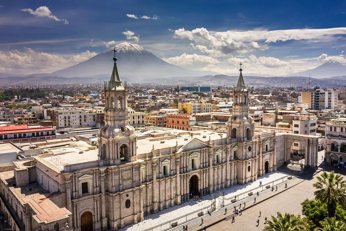 The white city of Arequipa with the Misti volcano in the background | TreXperience