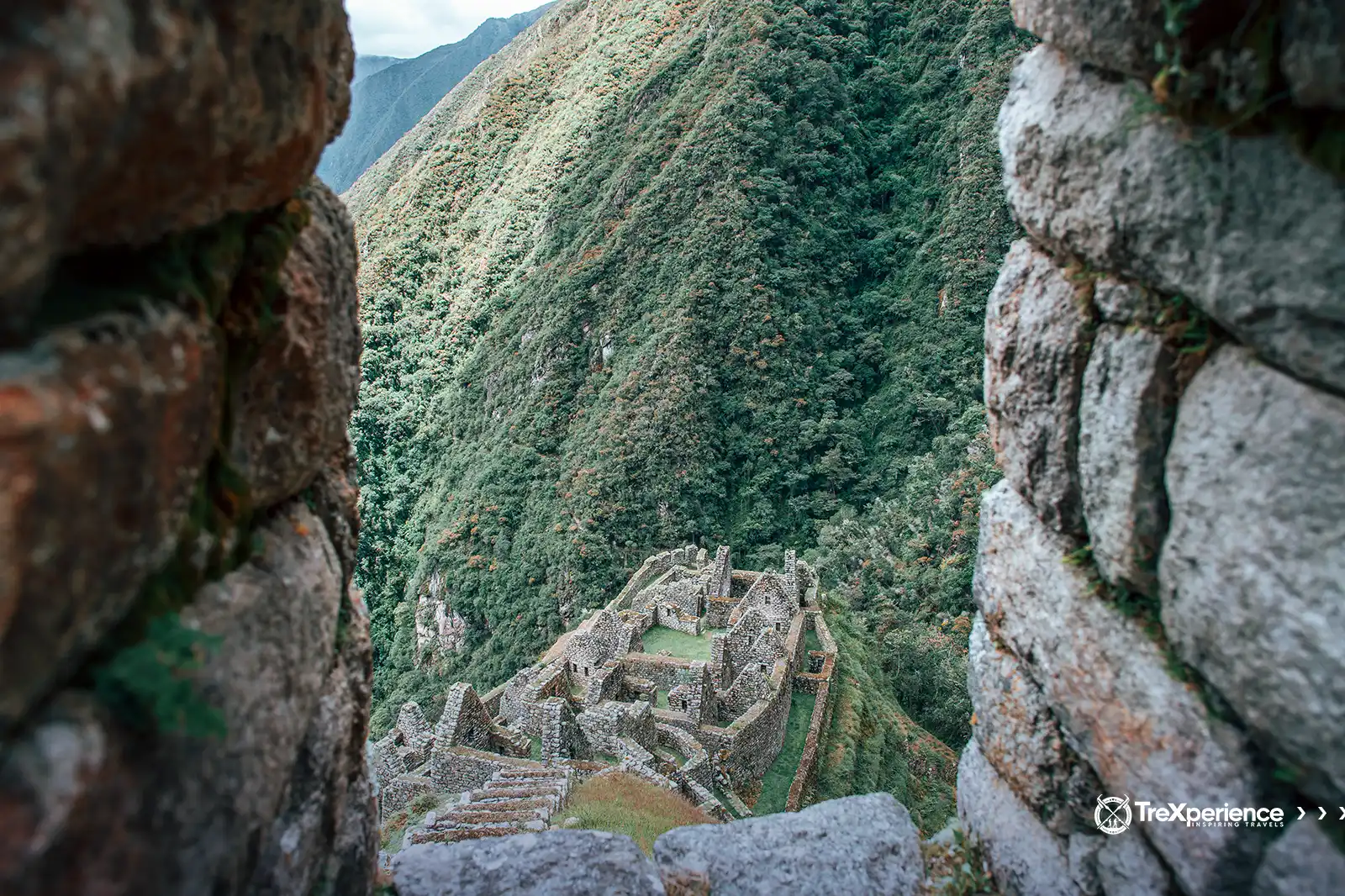 Vista de ruinas incas desde el sitio arqueológico de Wiñaywayna | TreXperience