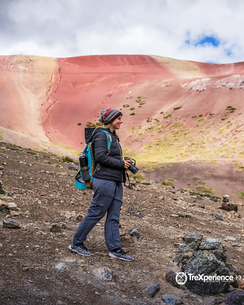 Mujer con cámara fotográfica en el Valle Rojo | TreXperience